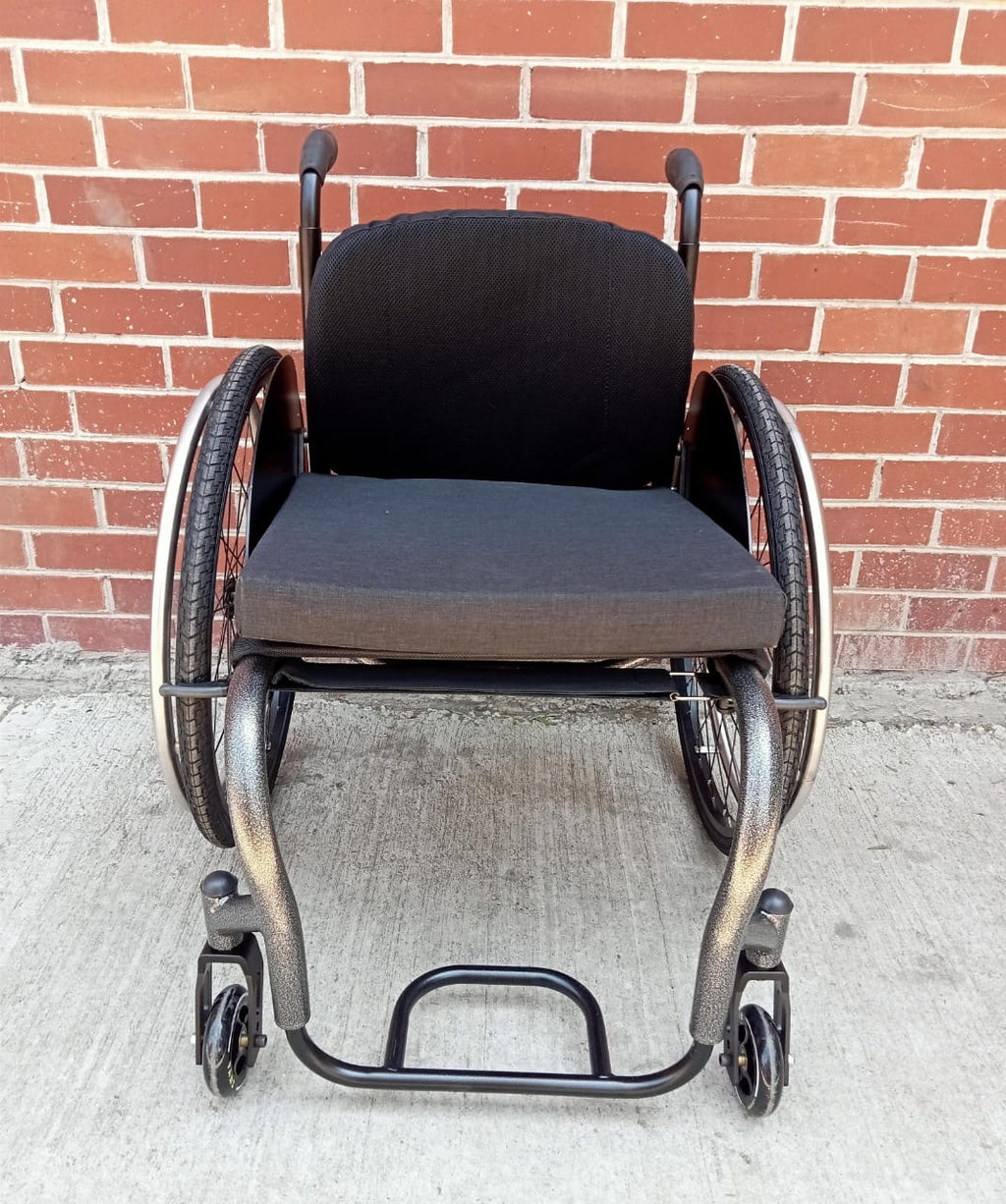 ⚡ Silla de Ruedas REVOLT – Ultra Ligera y Reforzada 🔩