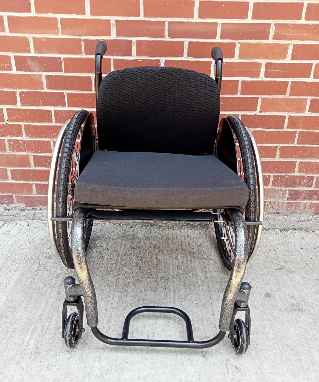 ⚡ Silla de Ruedas REVOLT – Ultra Ligera y Reforzada 🔩