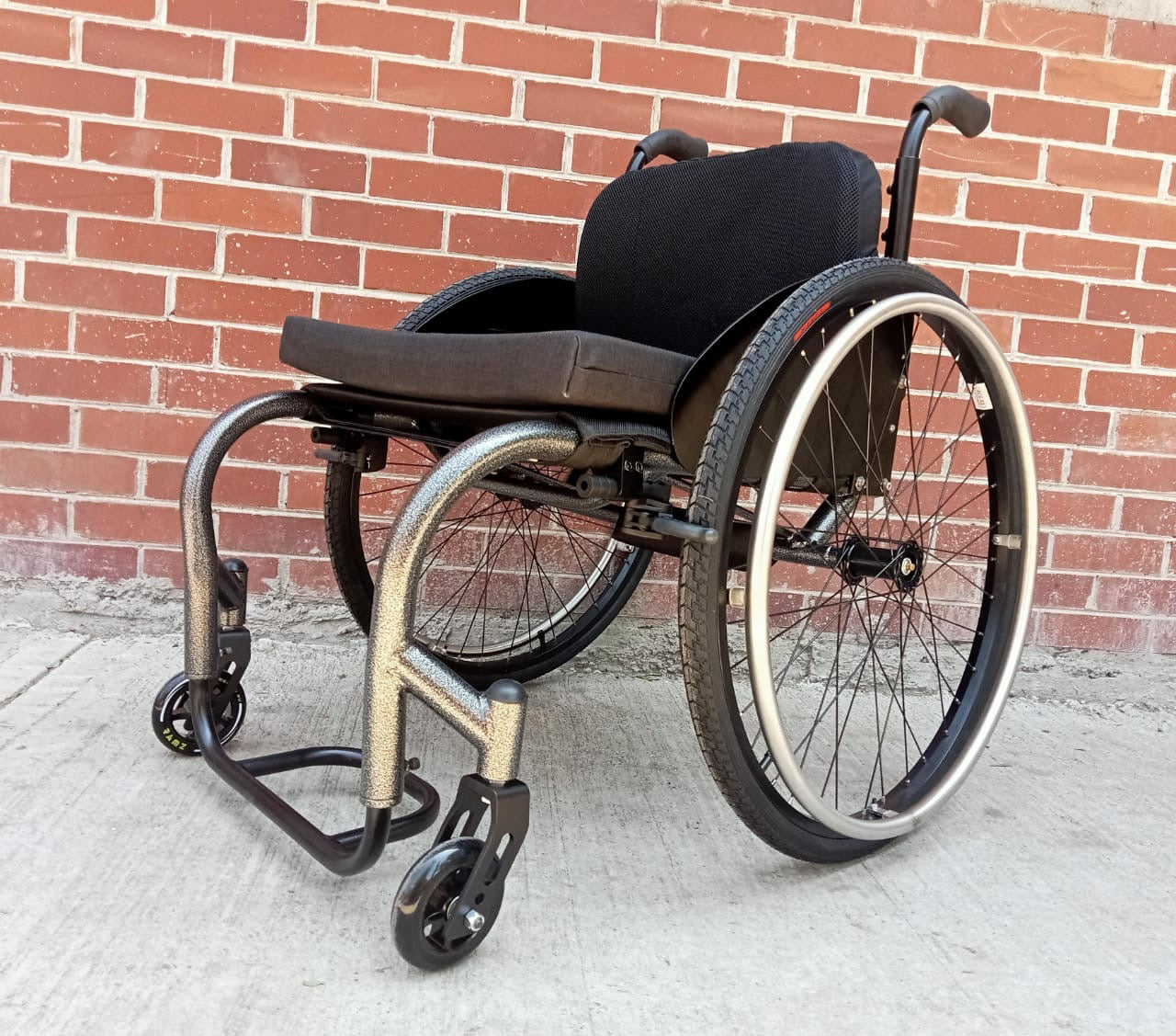 ⚡ Silla de Ruedas REVOLT – Ultra Ligera y Reforzada 🔩
