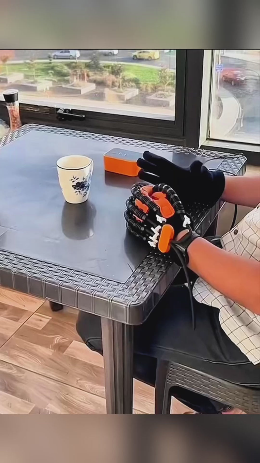 Par de guantes, robóticos para rehabilitación